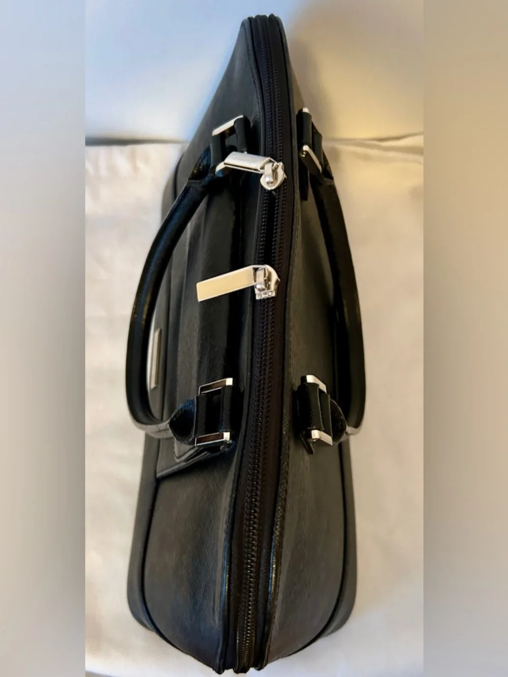 Burberry Saffiano Ceremonial Bag
Black Leather. Handmade Purse Charm included. - Picture 8 of 13